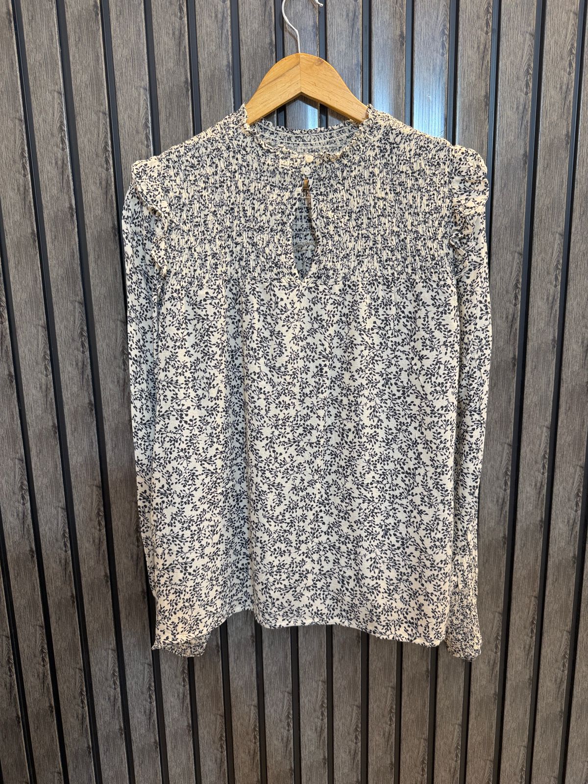 Chest 21  Length 25  Fabric Rayon Modern Minimalist Full Sleeve Top