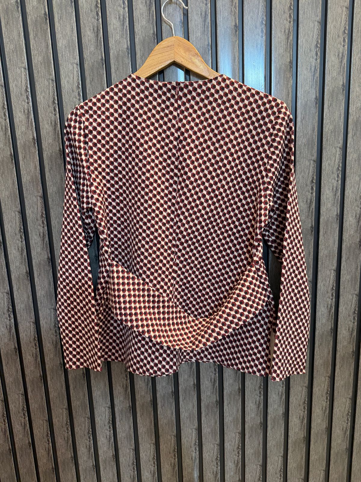 Chest 18  Length 23  Fabric Silk Jersey Chic Full Sleeve Western Top