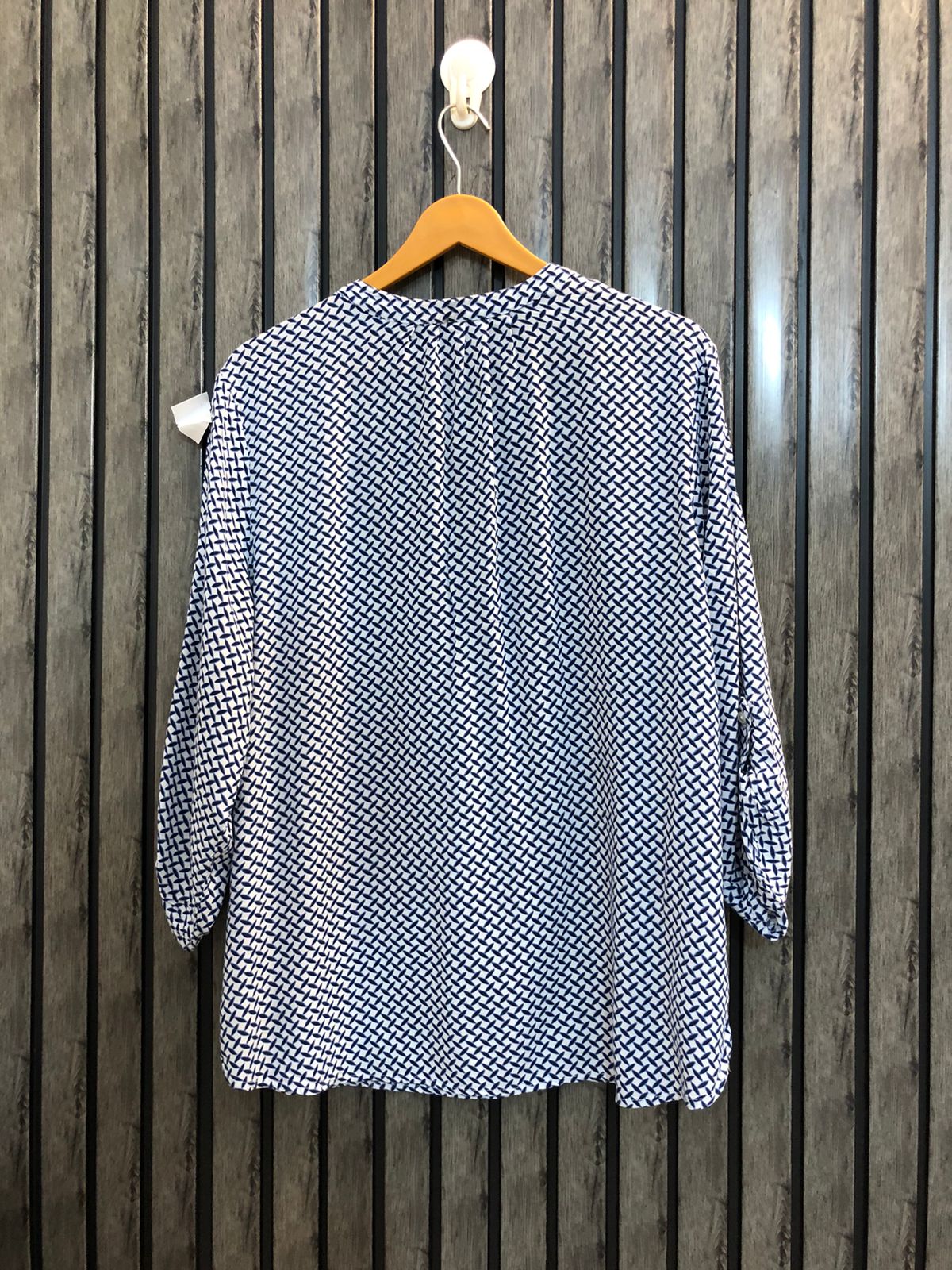 Chest 21  Lenght 26  Fabric linen Elegant Western Full Sleeve Top for Ladies