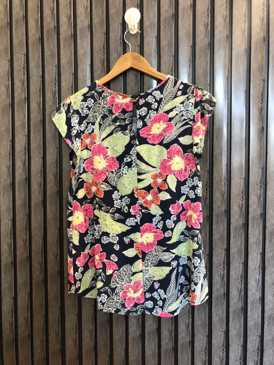 Chest 18  Length 23 to 26  Fabric linen stern Banded Womens Half Sleeve Top