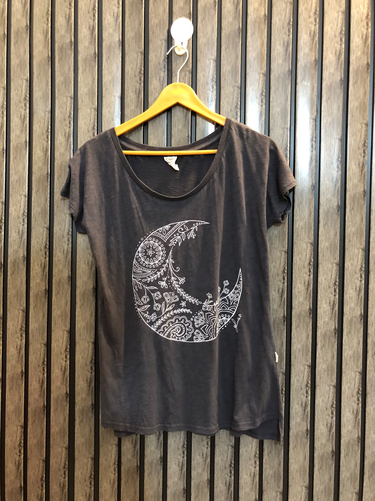 Chest 19  Length 24 Women's Modern Casual Tee