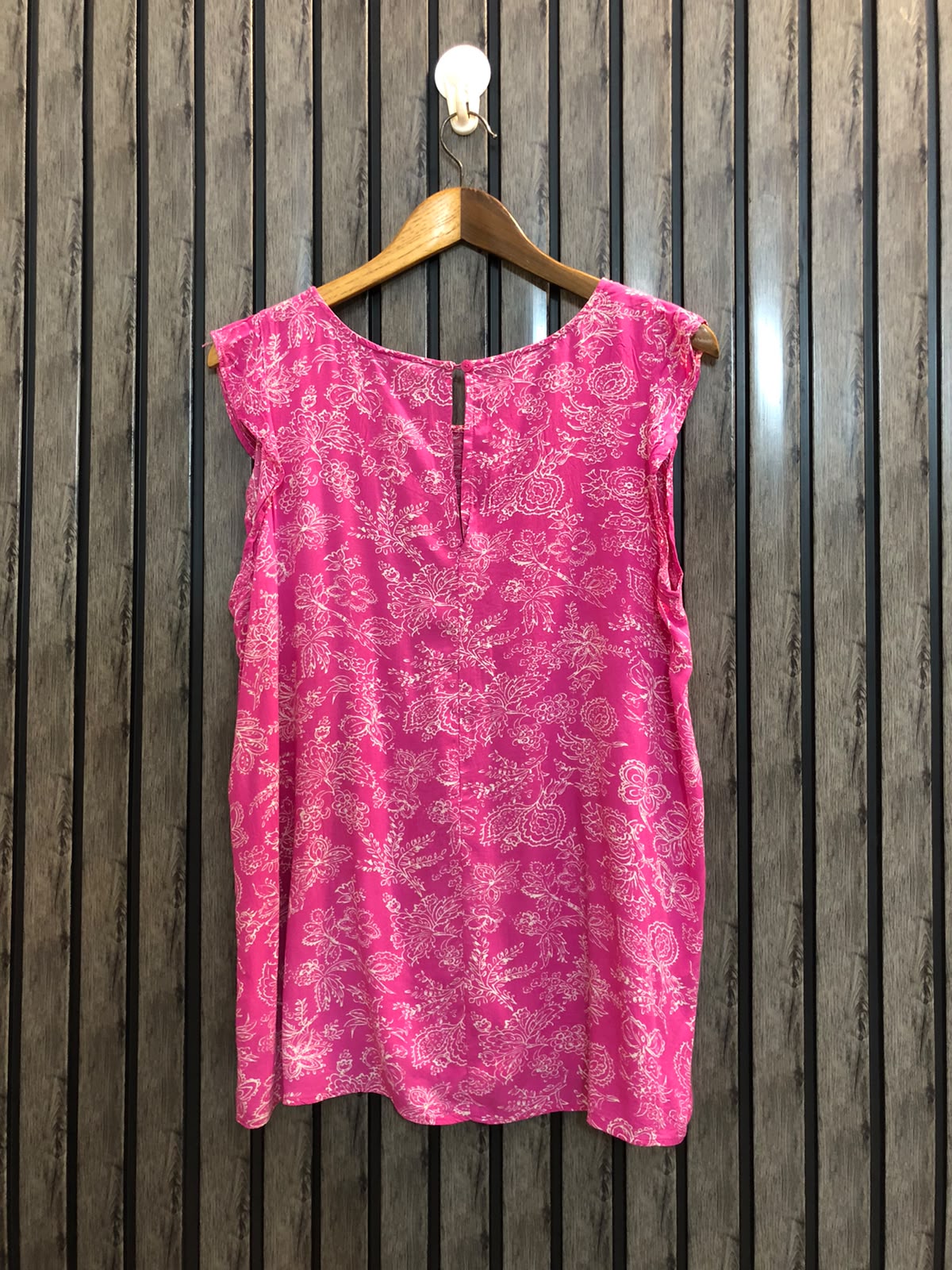 Chest 20  Length 25  Fabric Linen Western Branded Sleeveless Top