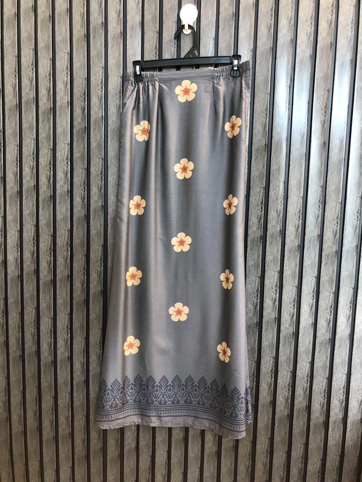 Waist 28  Length 41  Fabric Silk Fashionable Branded Skirts for Ladies