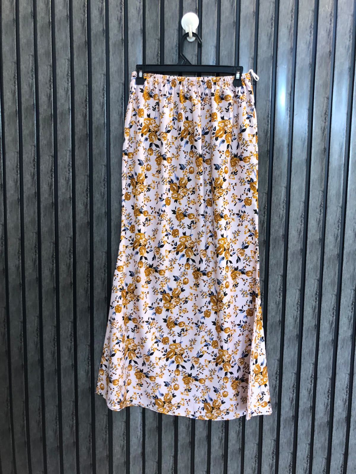 Waist 30  Length 38  Fabric Silk Women's Trend Collection Skirt