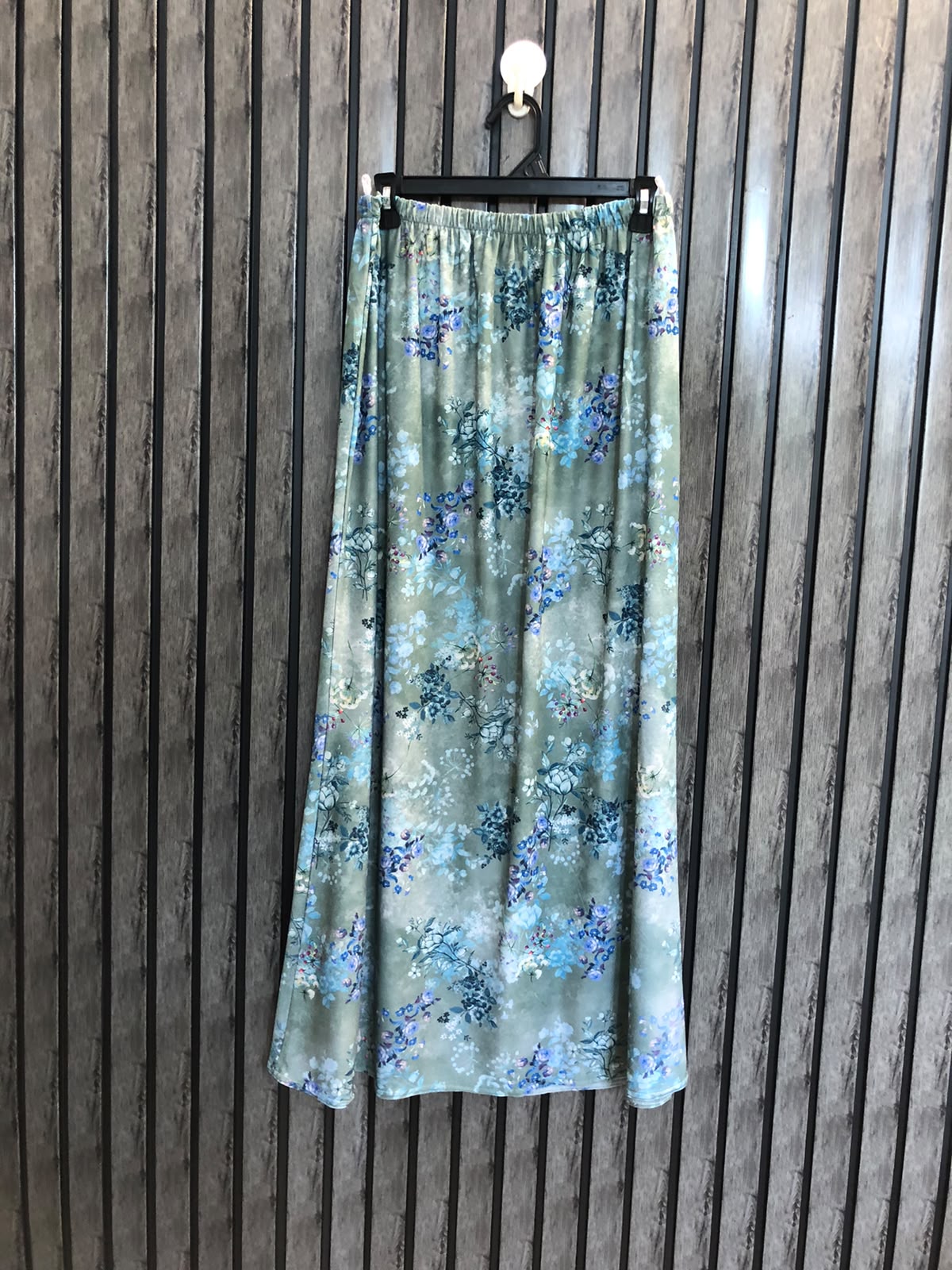 Waist 34  Length 38  Fabric Silk Women's Boutique Skirt