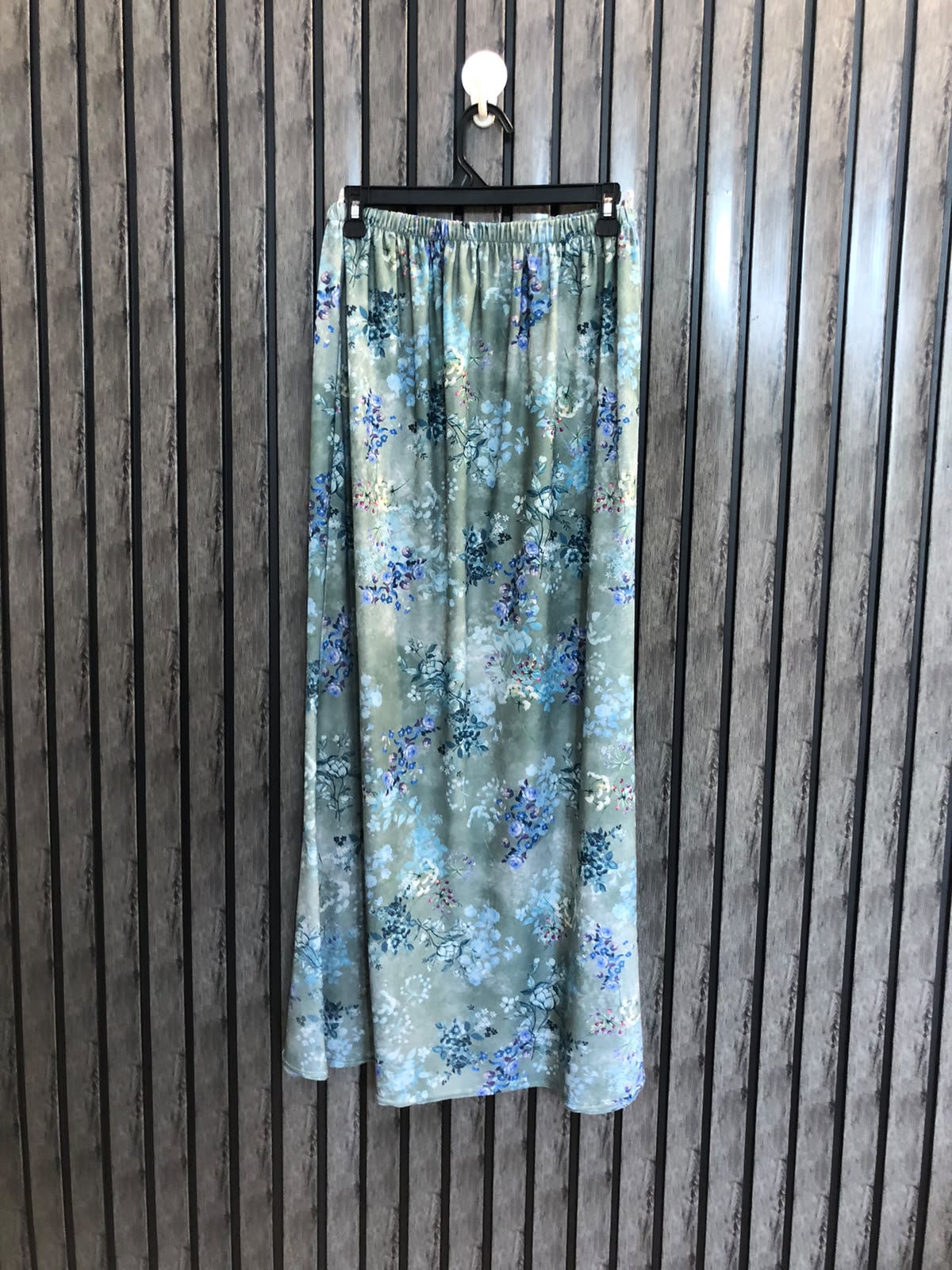 Waist 34  Length 38  Fabric Silk Women's Boutique Skirt