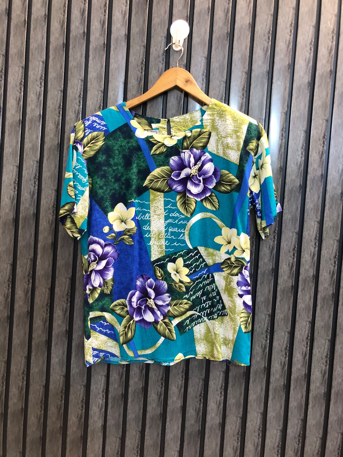 Chest 19  Length 25 Fabric Linen Women’s Contemporary Western Half Sleeve Top