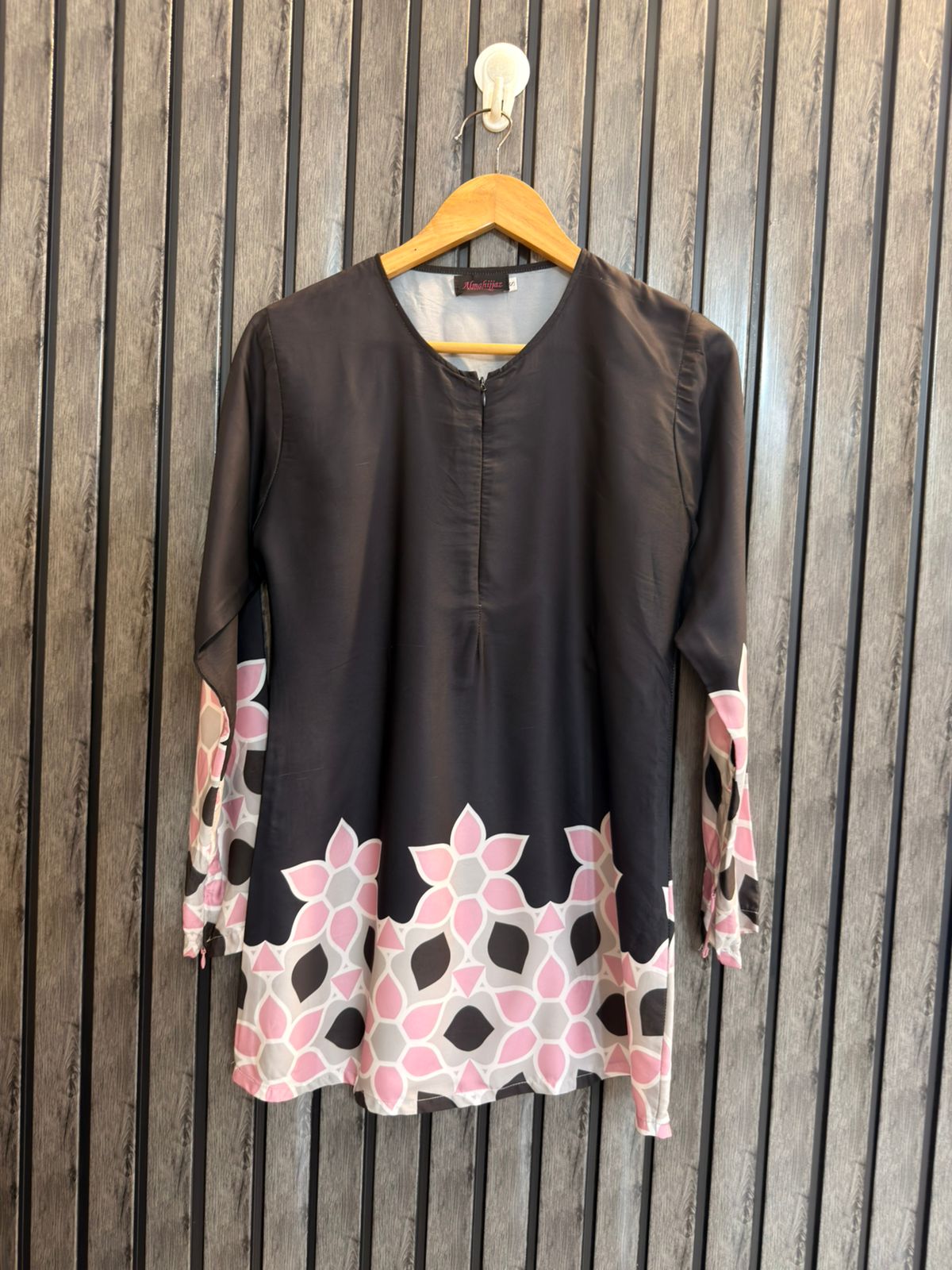Chest 17  Lenght 28  Fabric Silk Women’s Signature Full Sleeves Top