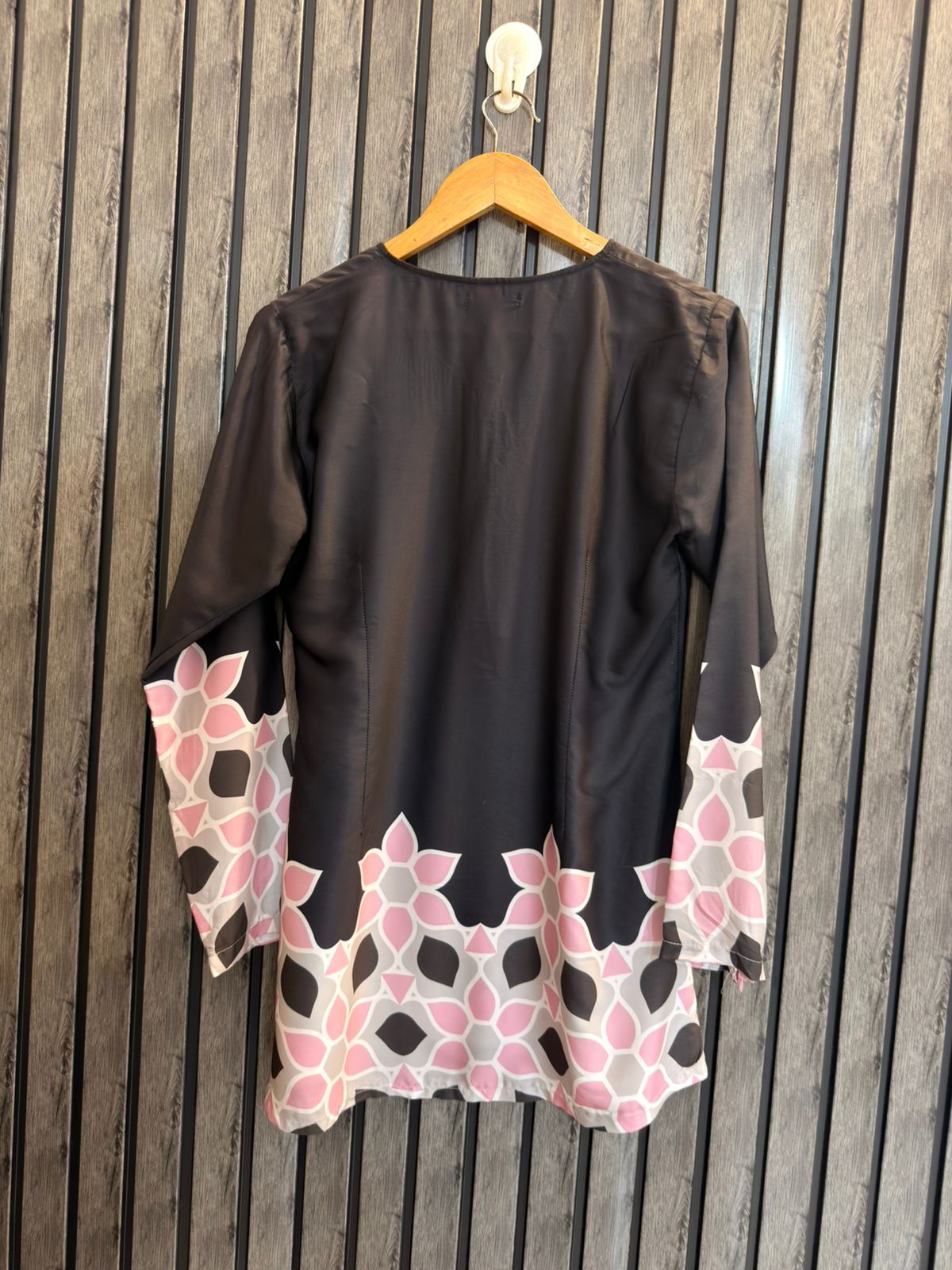 Chest 17  Lenght 28  Fabric Silk Women’s Signature Full Sleeves Top