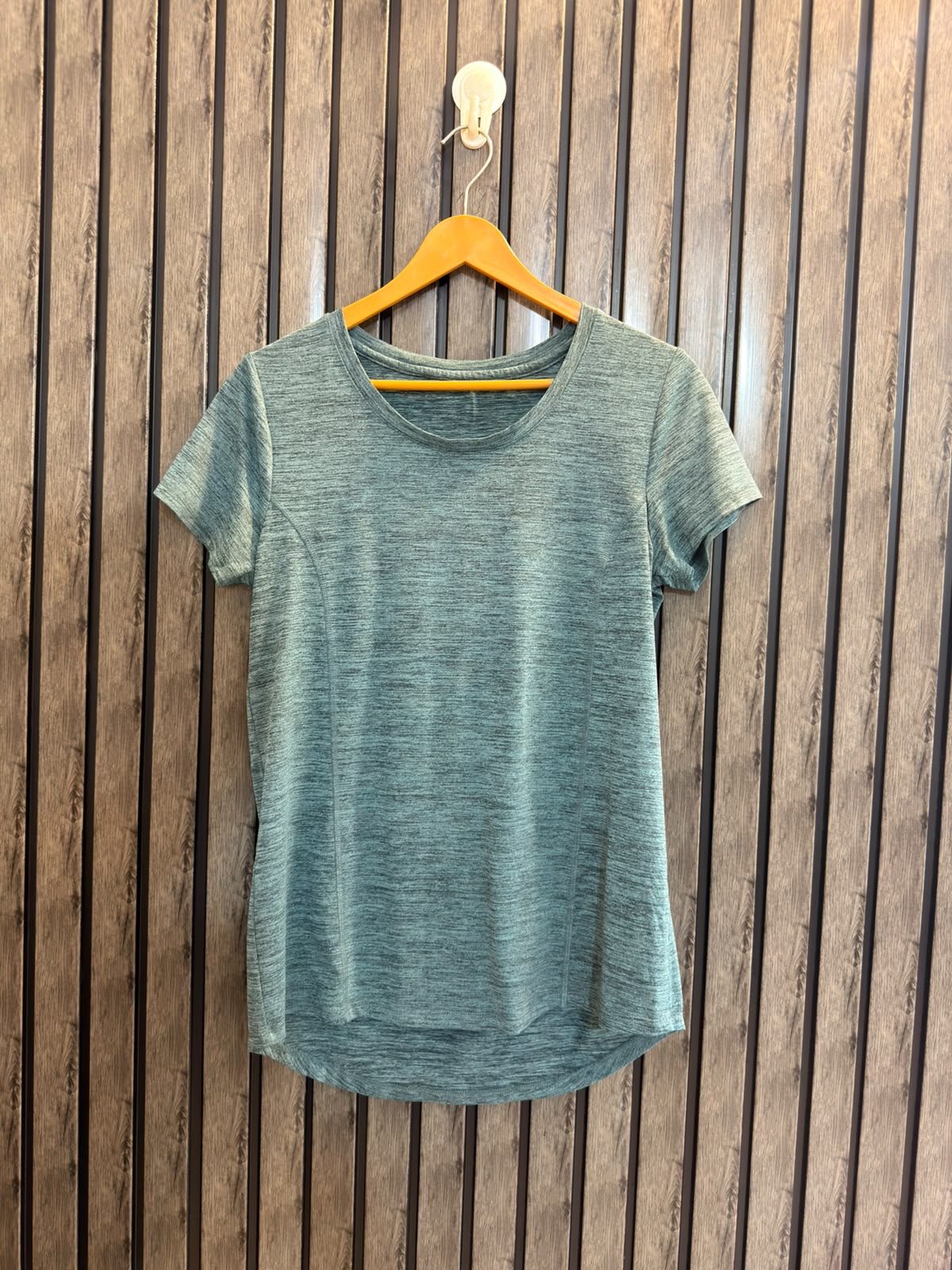 Chest 20  Lenght 25 To 27 Women’s Signature Tee