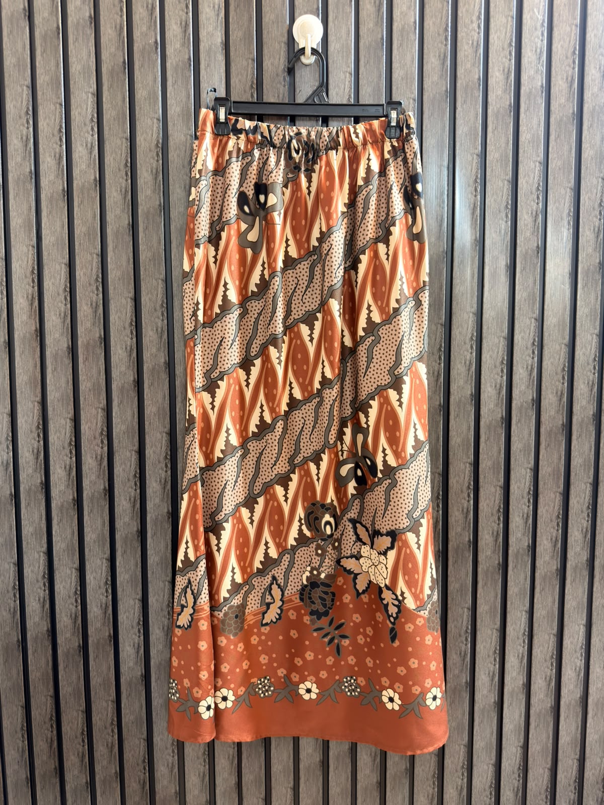 Waist 32  Lenght 41  Fabric silk Ladies Skirt Fashion