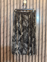 Waist 32  Lenght 27  Fabric silk jersey Chic Ladies Skirts