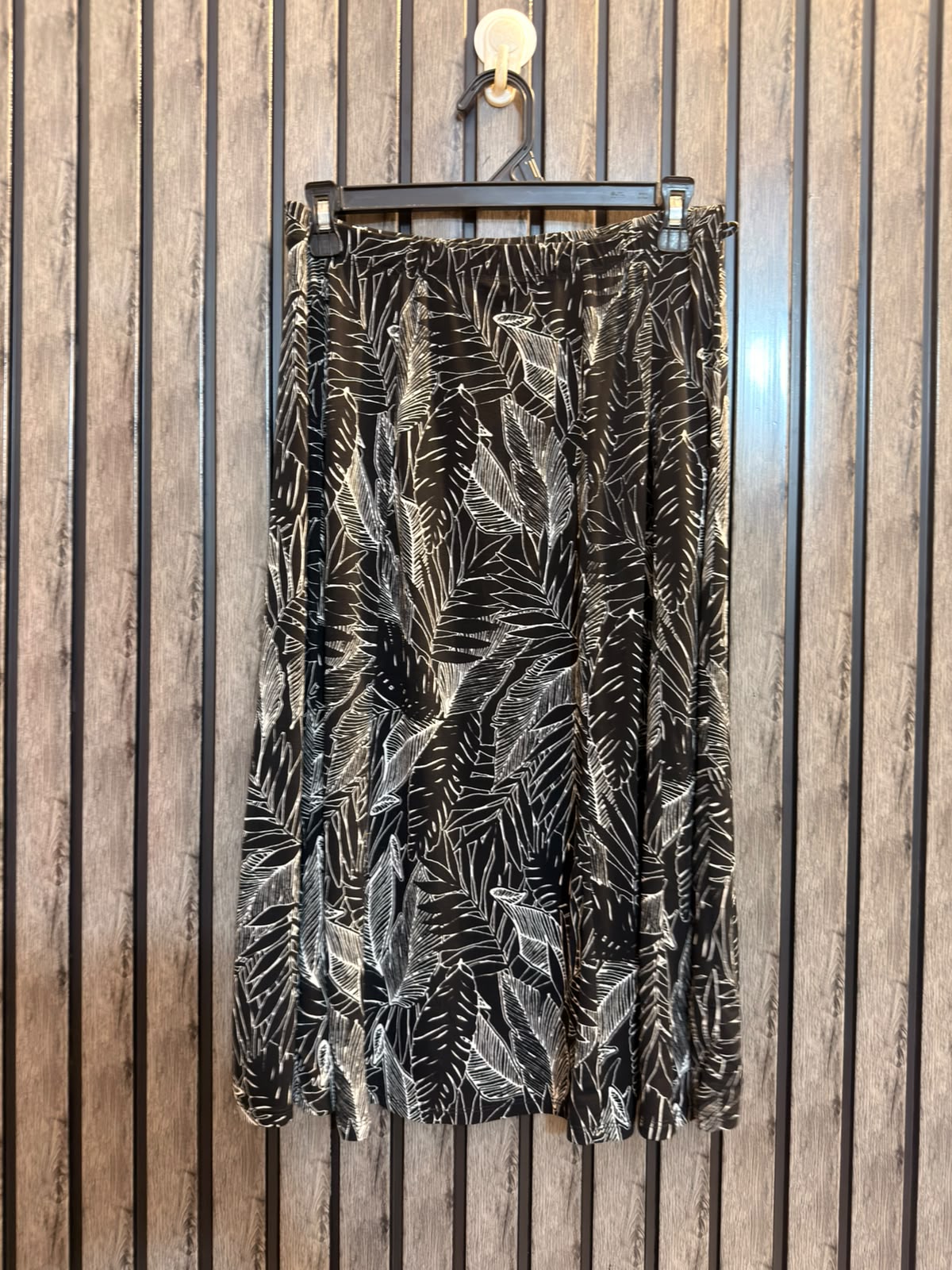 Waist 32  Lenght 27  Fabric silk jersey Chic Ladies Skirts