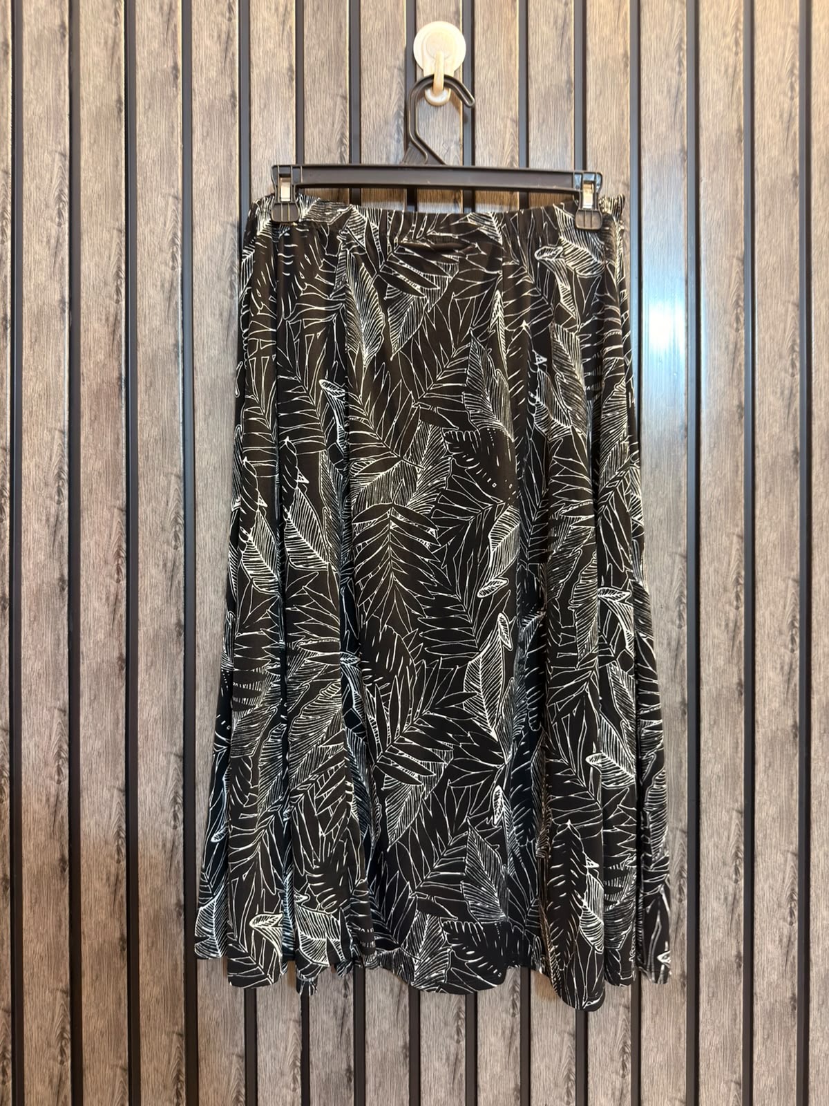 Waist 32  Lenght 27  Fabric silk jersey Chic Ladies Skirts