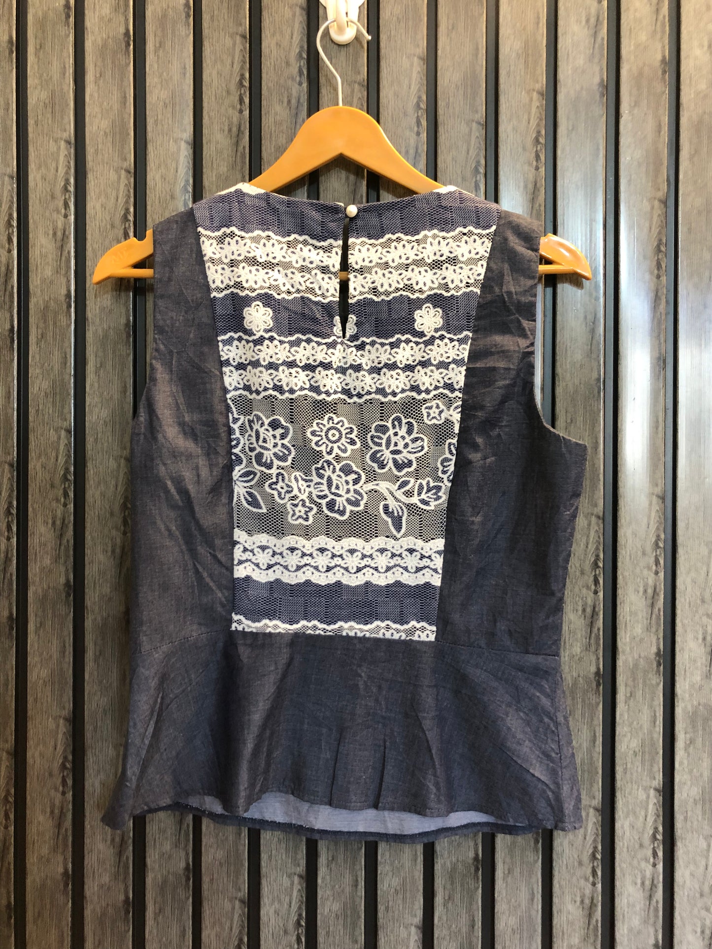 chest 18  lenght 21.5  fabric cotton silk Fresh Style Sleeveless  Top